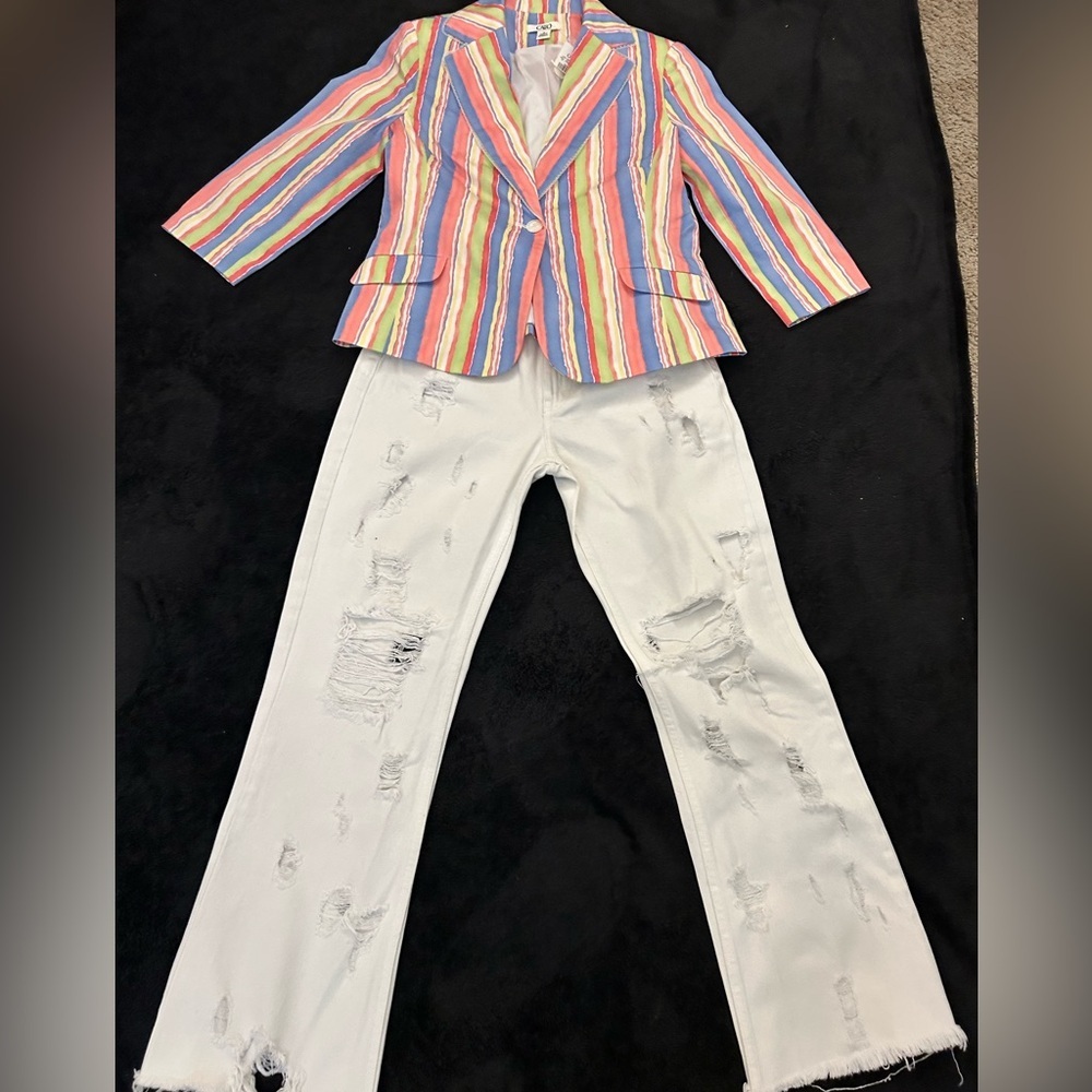 Catos Miniโ lace border Cropped pastel blazer! Super cute! Spring vibes